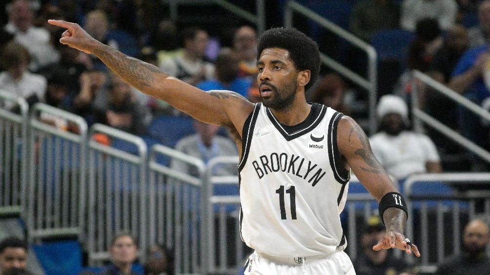 Kyrie Irving jugando partido en la NBA con los Nets de Brooklyn