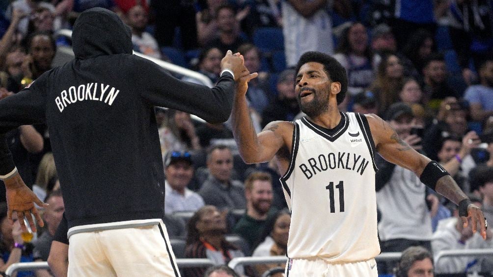 Kyrie Irving jugando partido en la NBA con los Nets de Brooklyn