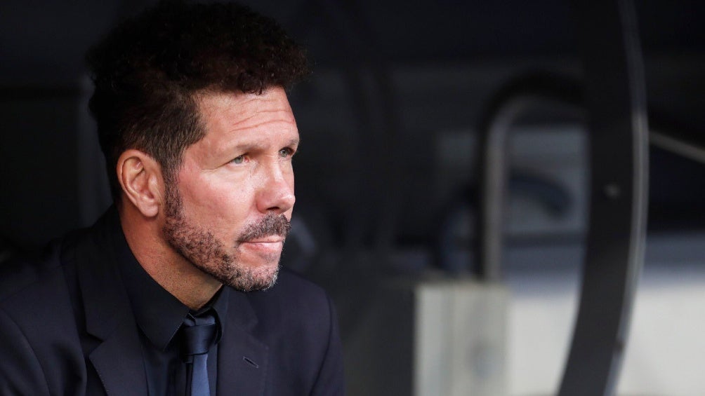 Diego Simeone dirigiendo partido del Atlético de Madrid 