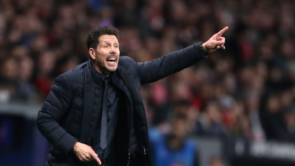 Diego Simeone dirigiendo partido del Atlético de Madrid 