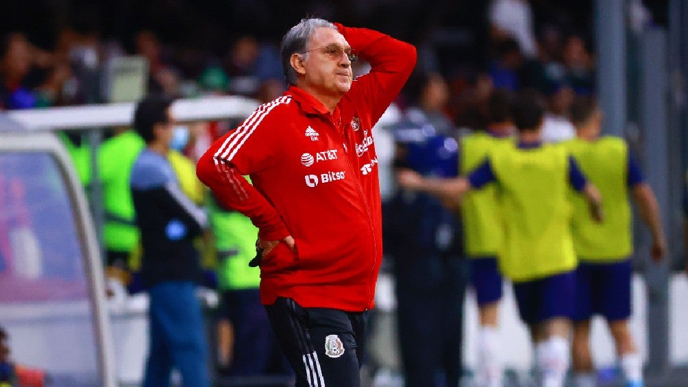 Gerardo Martino dirigiendo partido de la Selección Mexicana