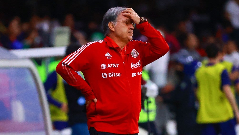 Gerardo Martino dirigiendo partido de la Selección Mexicana