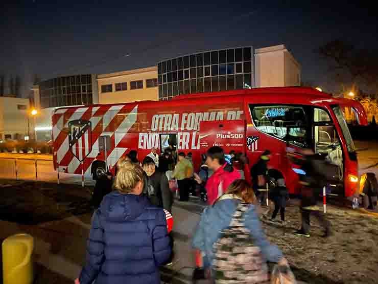 Autobús del Atleti en Varsovia 