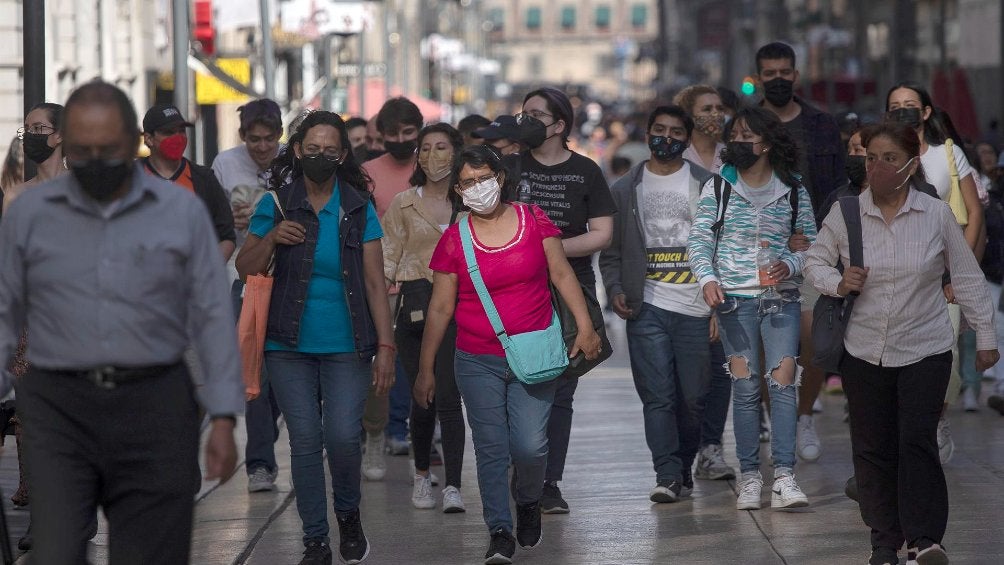 Personas caminando por las calles de la Ciudad de México durante la pandemia