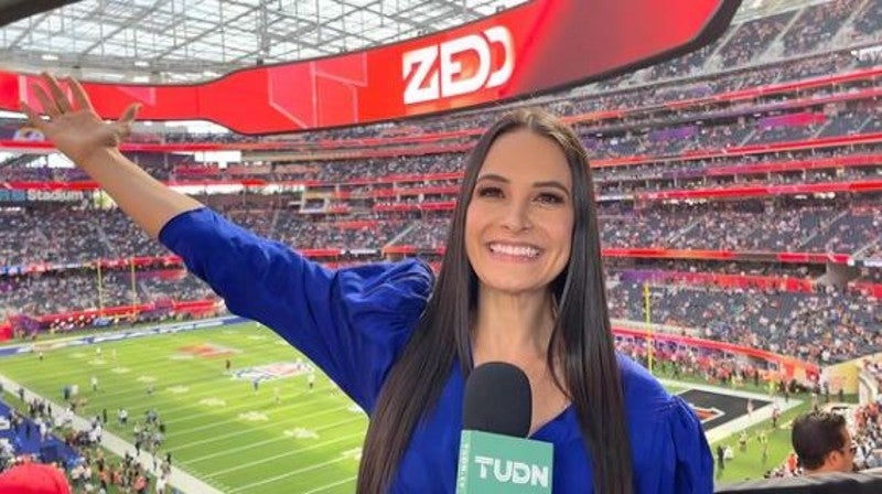 Gina Holguín en el Super Bowl