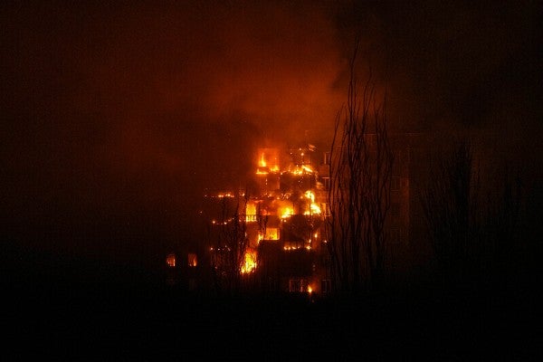 Edificio en Ucrania en llamas durante la invasión rusa