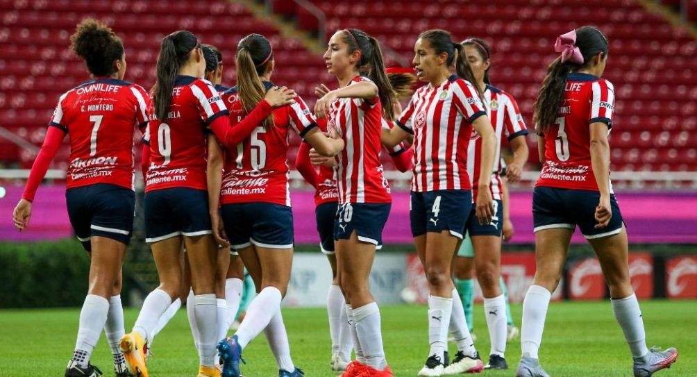 Jugadoras de Chivas Femenil festejando un gol