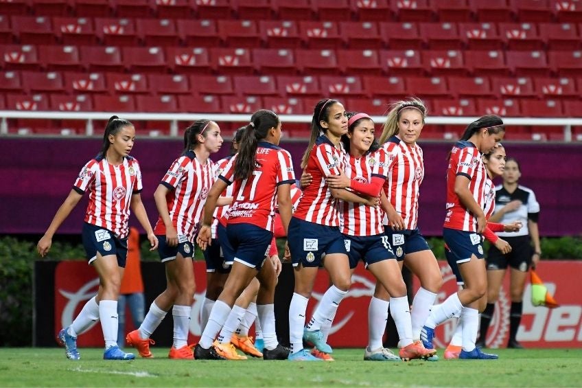 Jugadoras de Chivas festejando un gol