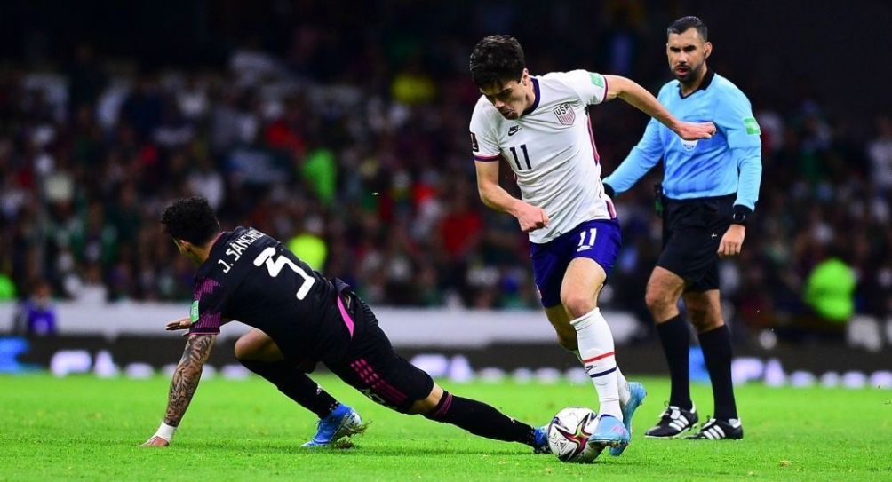 Giovanni Reyna durante el partido