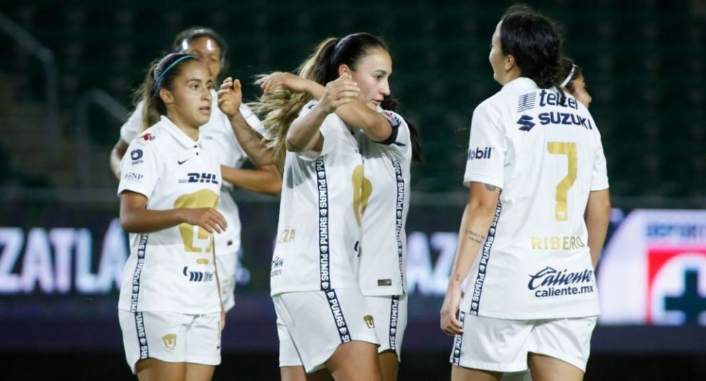 Jugadoras de Pumas festejando un gol