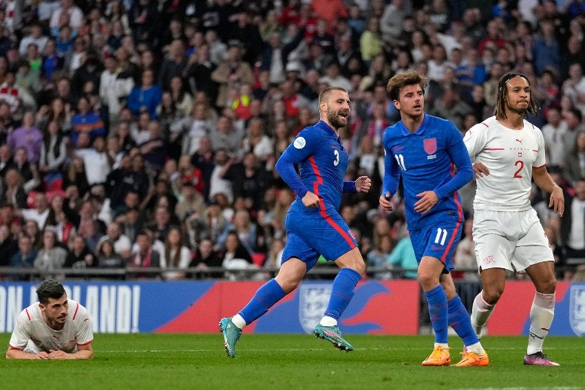 Luke Shaw celebrando su gol 