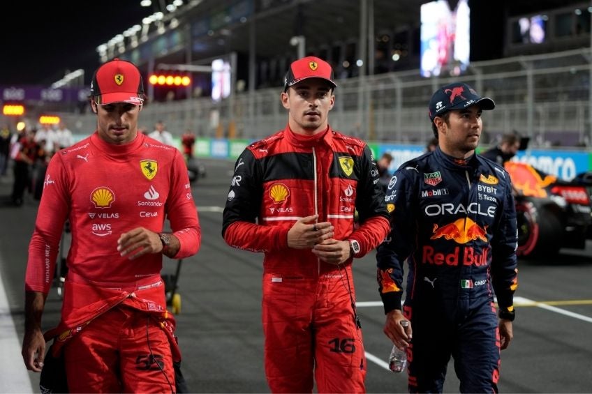 Checo Pérez junto a Leclerc y Sainz