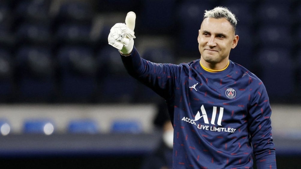 Keylor Navas en un calentamiento con el PSG 