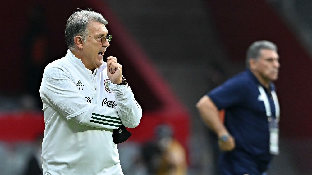 Gerardo Martino durante un partido con México