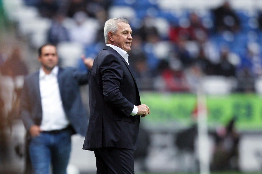 Javier Aguirre durante un partido con Rayados