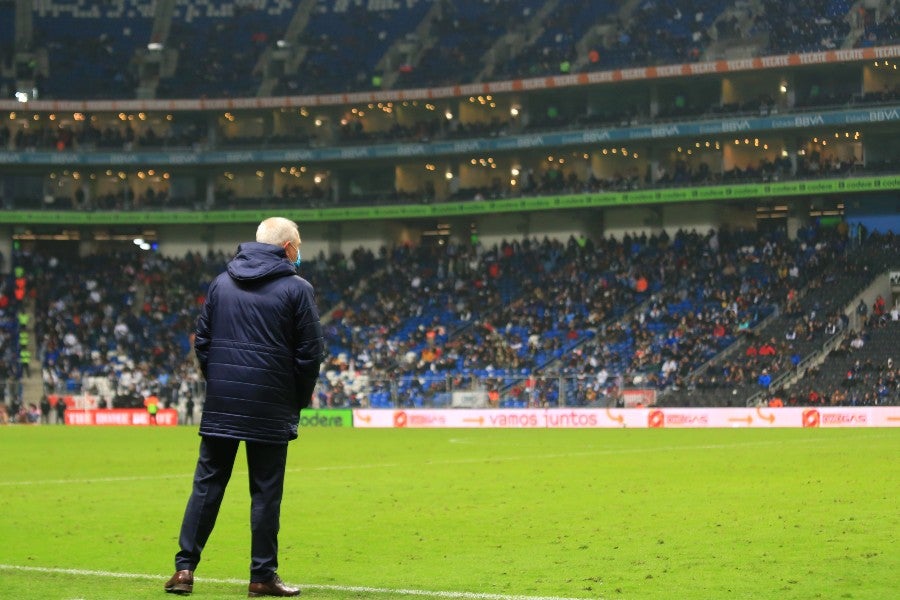 Javier Aguirre durante un partido con Rayados