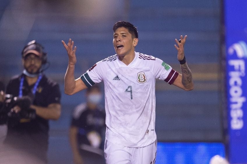 Edson Álvarez durante un partido de México