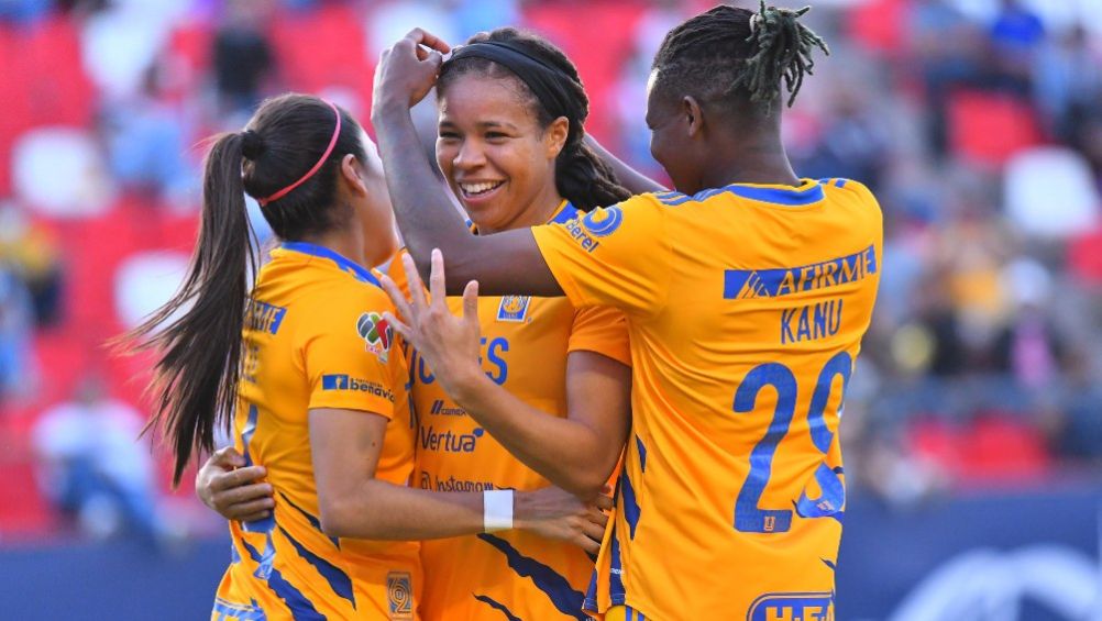 Jugadoras de Tigres celebrando un gol a favor