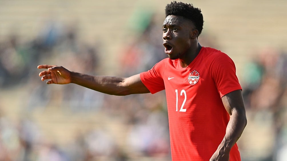 Alphonso Davies en un partido con Canadá