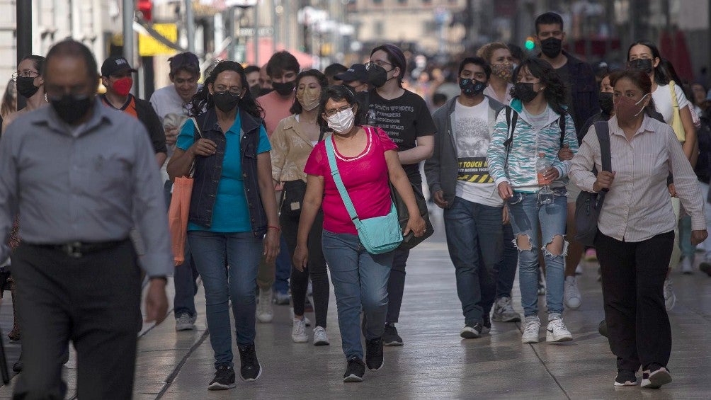 Personas con mascarilla en las calles del Centro Histórico de la CDMX