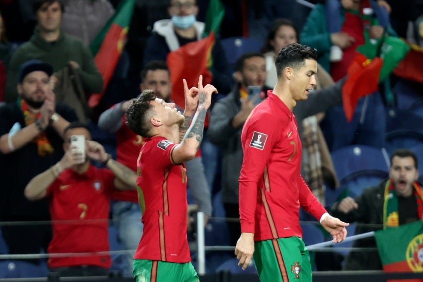 Cristiano Ronaldo y Otávio festejando un gol a favor 