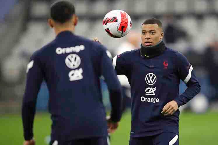 Mbappé entrenando con la selección francesa 