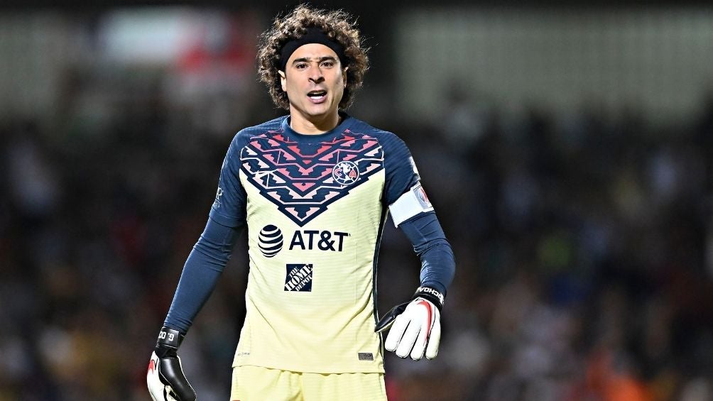 Ochoa en un partido con América