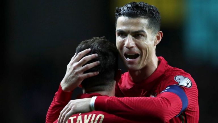 Cristiano Ronaldo y Otávio festejando un gol a favor