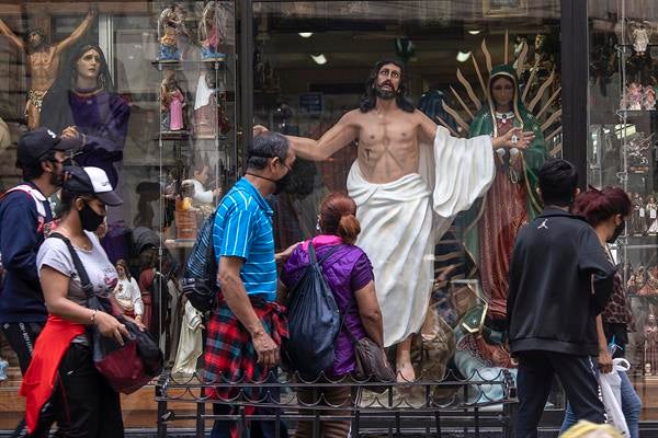 Personas con cubrebocas circulan en México