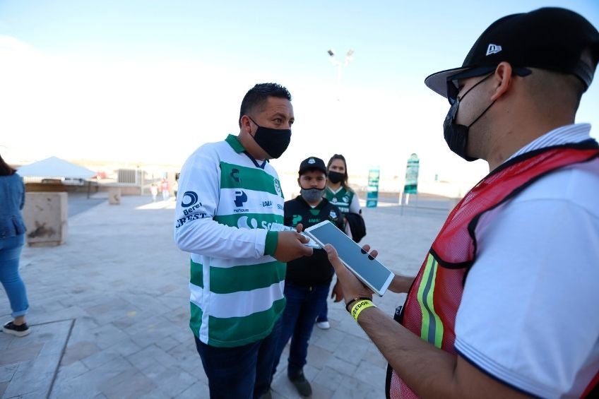 Aficionado de Santos antes de ingresar al estadio