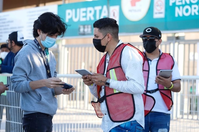 Aficionado de Santos antes de ingresar al estadio