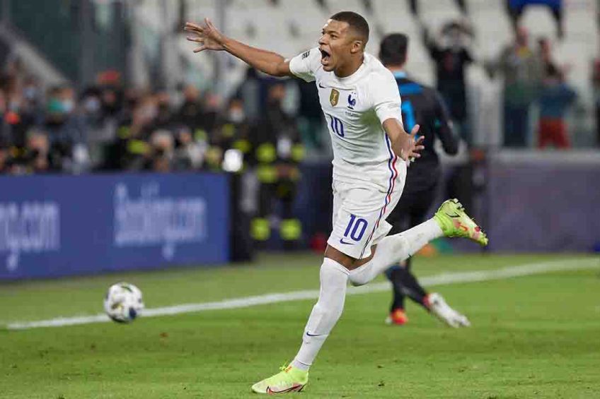 Kylian Mbappé marcando gol con Francia 