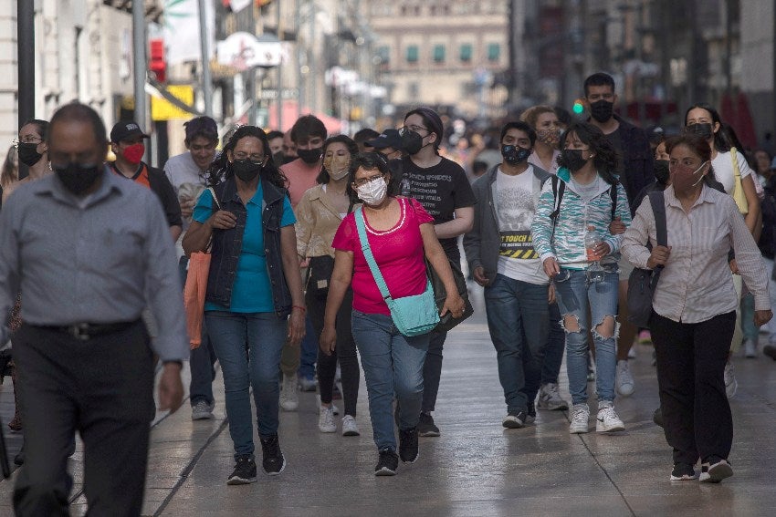 Personas con cubrebocas en el Zócalo 