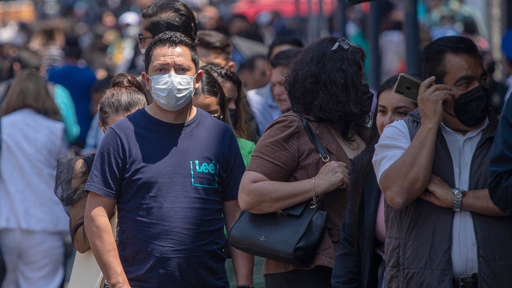 Personas con cubrebocas en el Zócalo 