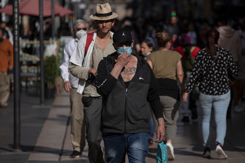 Personas con cubrebocas en el Zócalo 