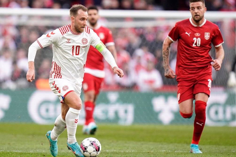 Christian Eriksen en acción con Dinamarca ante Serbia