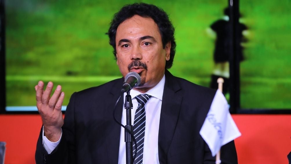 Hugo Sánchez durante un evento 