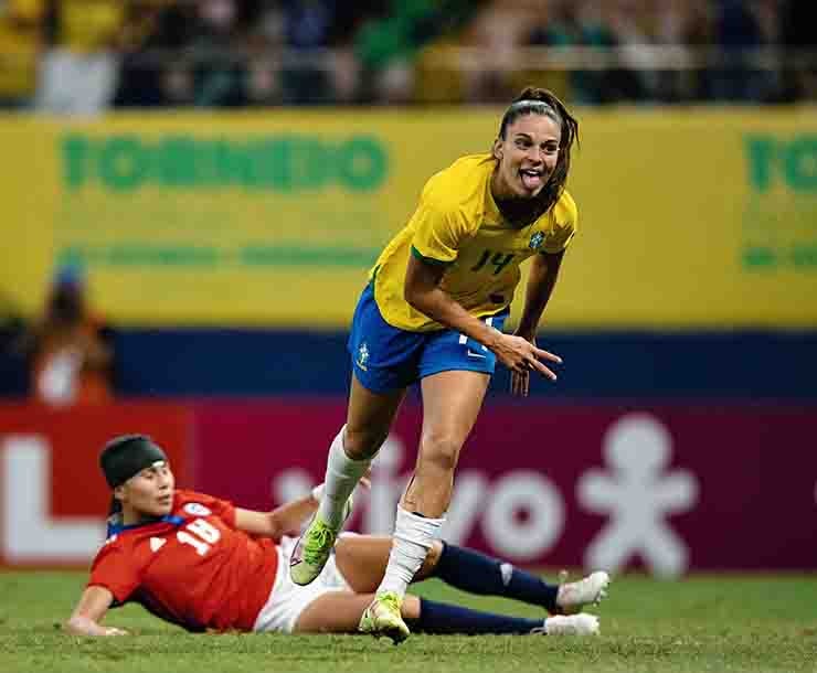 Queiroz marcando un gol con Brasil 