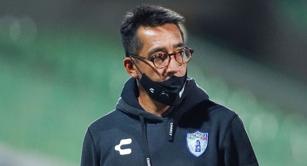 Octavio Valdéz en un partido de Pachuca Femenil