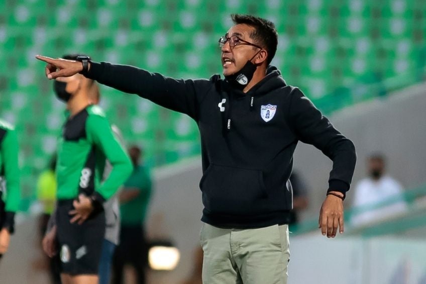 Octavio Valdéz en un partido de Pachuca Femenil