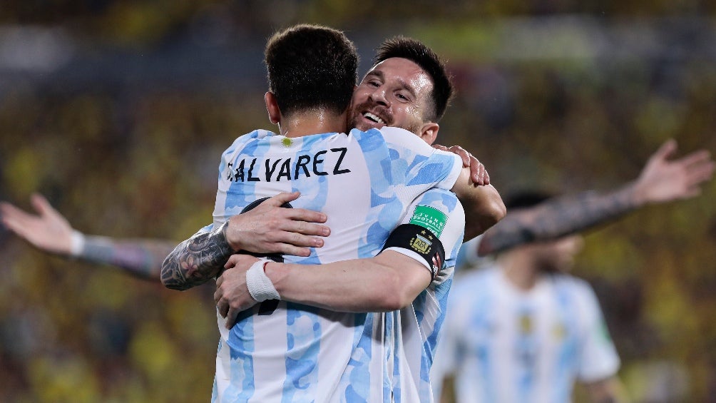 Messi celebrando un gol con Álvarez 