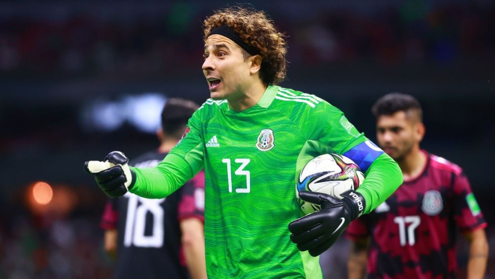 Guillermo Ochoa en un partido de la Selección Mexicana