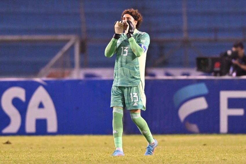 Guillermo Ochoa en un partido de la Selección Mexicana