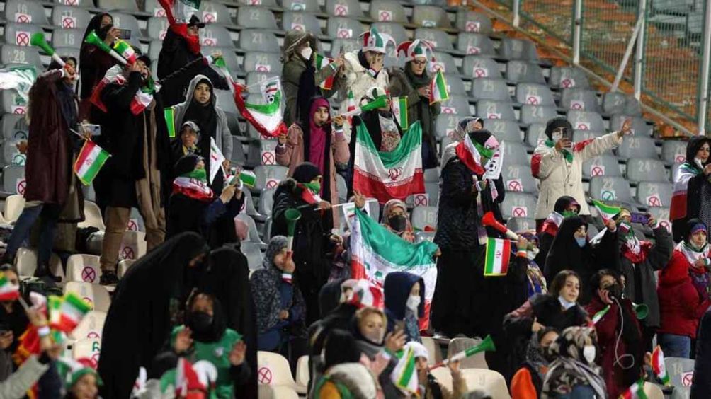 Mujeres iraníes, en un partido de futbol de Irán 