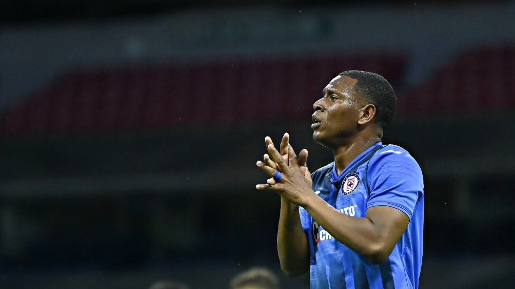 Bryan Angulo durante un partido con Cruz Azul