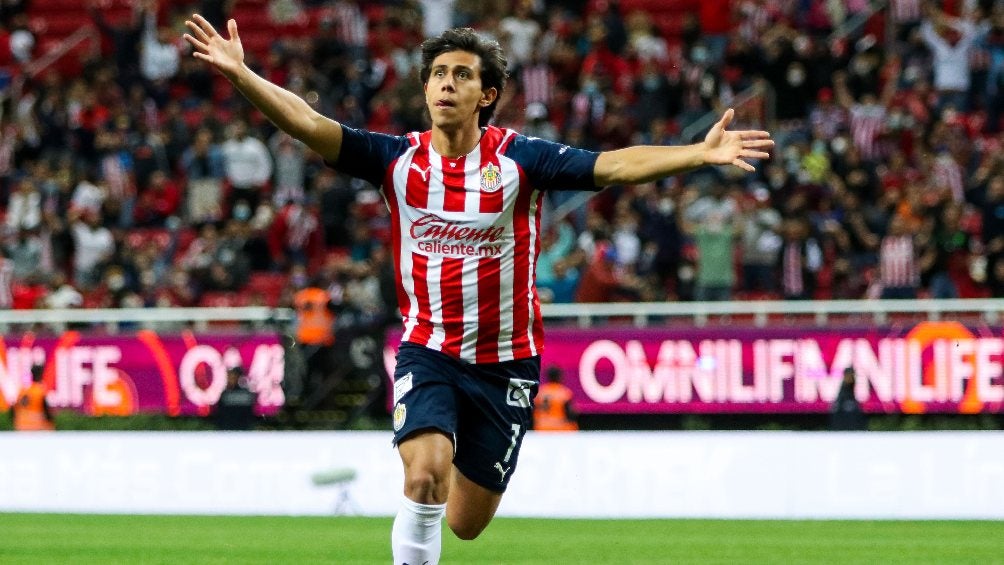 José Juan Macías festejando gol con Chivas en partido de Liga MX