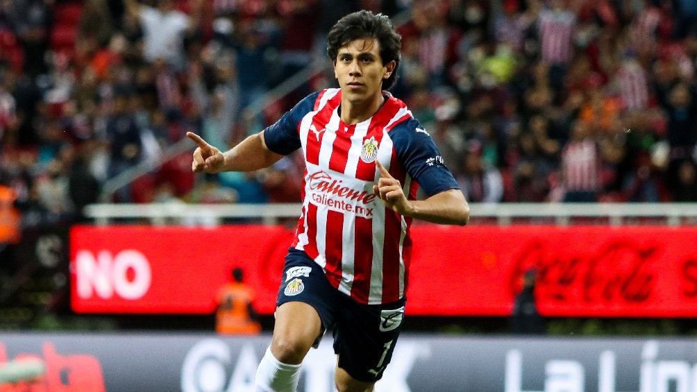 José Juan Macías festejando gol con Chivas en partido de Liga MX