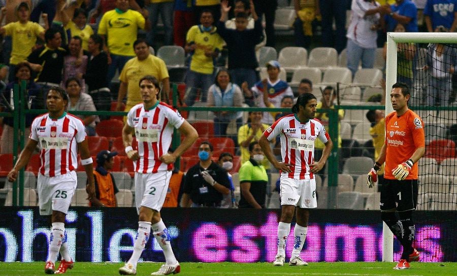 Jugadores del Necaxa tras la anotación de Ortiz