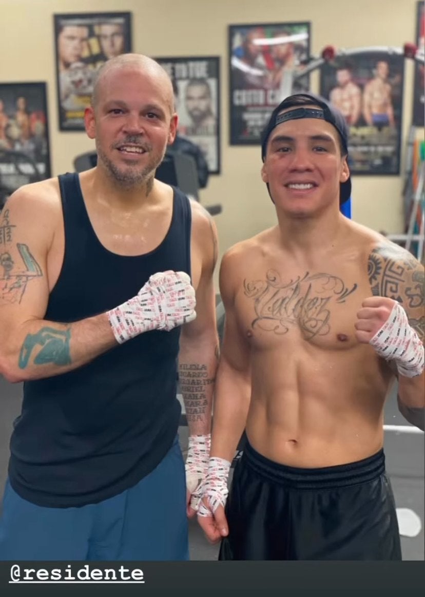 Saúl Álvarez junto a Óscar Valdez en el gimnasio del 'Canelo Team'