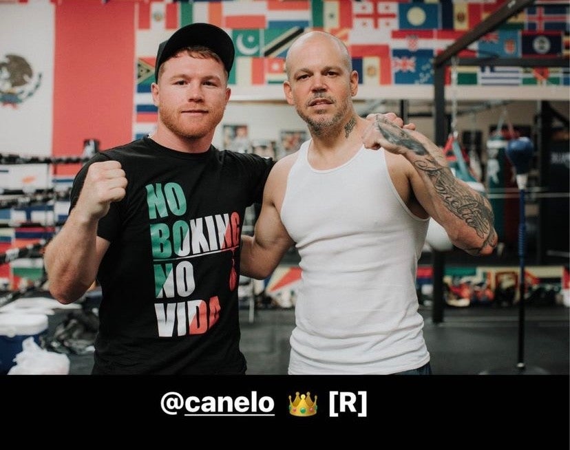 Saúl Álvarez junto a Residente en el gimnasio del 'Canelo Team'